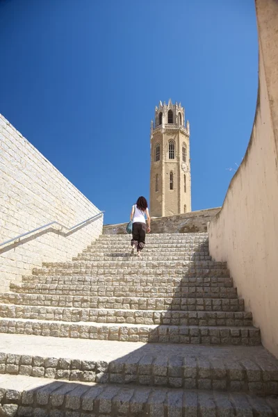 Mujer arriba a catedral en la ciudad de Lleida —  Fotos de Stock