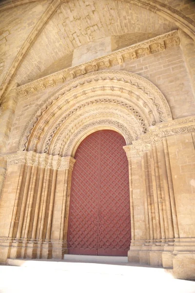 Κόκκινη πόρτα του καθεδρικού ναού στην πόλη της lleida — Φωτογραφία Αρχείου