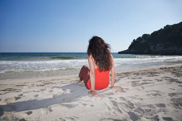 Beyaz kum üzerinde dinlenme — Stok fotoğraf