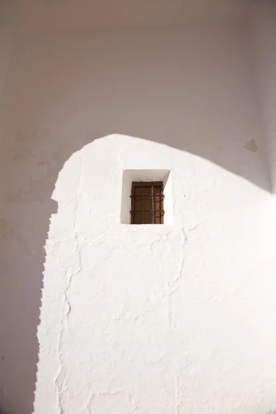 Маленькое окно с решетками — стоковое фото