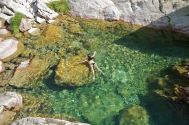 doğal havuzda bikini kadın