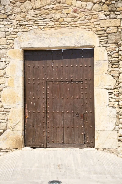 Porta de madeira marrom grande antiga — Fotografia de Stock