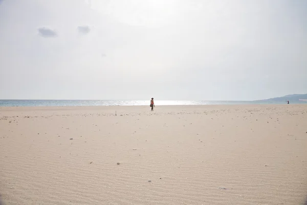 Mulher distante andando na praia de Lances — Fotografia de Stock