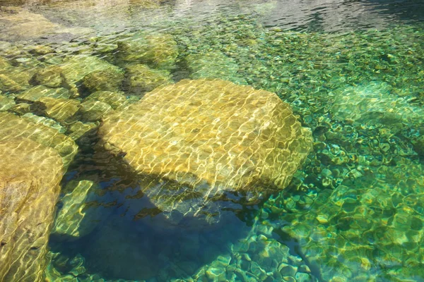 Большая скала внутри воды — стоковое фото