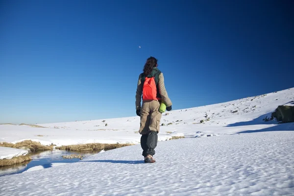 Wandelen vrouw op sneeuw — Stockfoto
