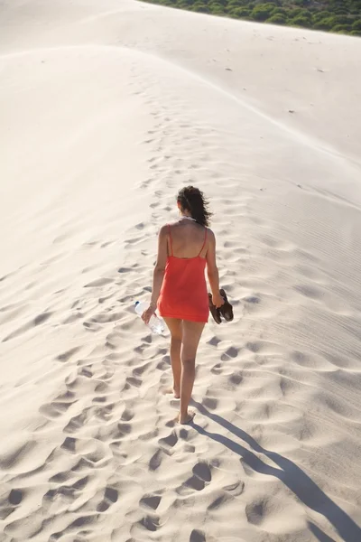 Czerwony kobieta przechodziła w bolonia plaża dune — Zdjęcie stockowe