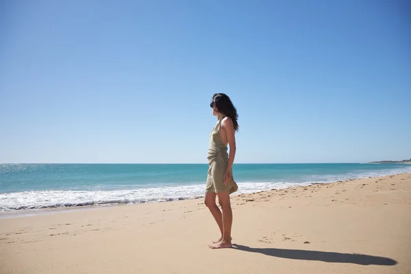 Robe latérale femme regarder océan — Photo