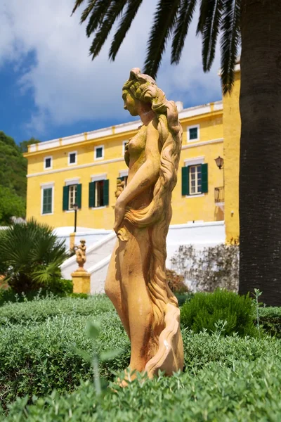 Сторона оголеної жінки статуя — стокове фото