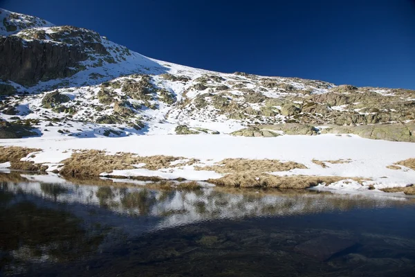 Espelho de montanha neve — Fotografia de Stock