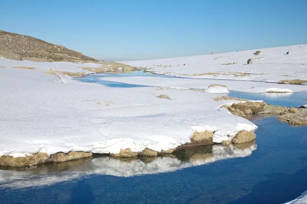 Vatten och snö sluttning — Stockfoto