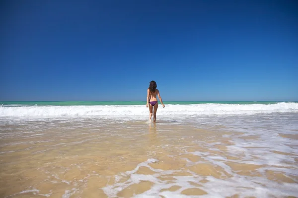 Femme courant vers l'océan à la plage de Conil — Photo