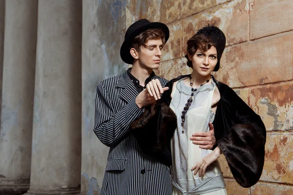 Retro stil mode porträtt av ett ungt par. — Stockfoto