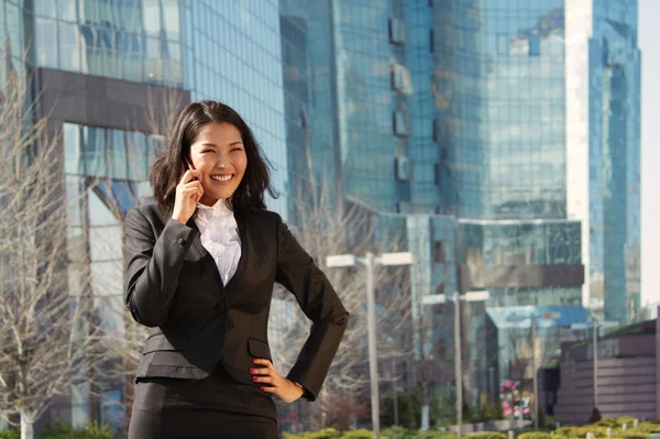 Retrato de um bonito asiático mulher de negócios — Fotografia de Stock