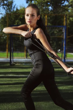 Kız uygulama espander ve sokaklarda koşmak ile spor