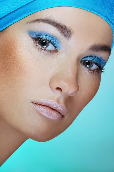 Junge Frau in blau mit gesunder Gesichtshaut — Stockfoto