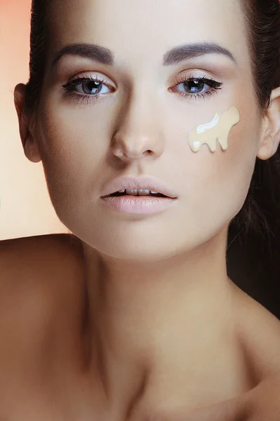 Schönheit Frauen Anwendung weiblicher Make-up-Creme — Stockfoto