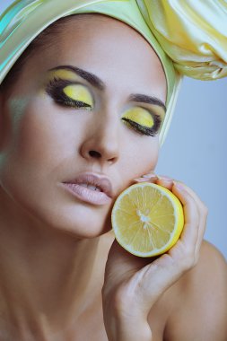 güzel bir kadın baş ve kapalı gözlerinin üzerinde sarı atkı limonlu