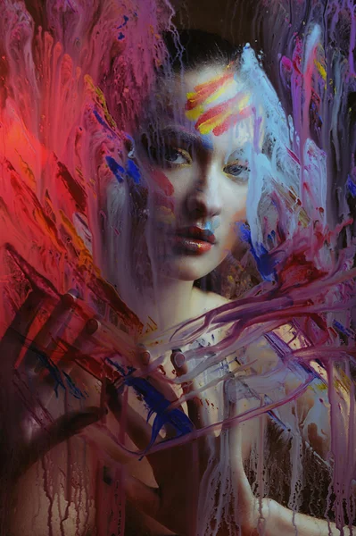 Vacker kvinna i färg färg bakom glas — Stockfoto