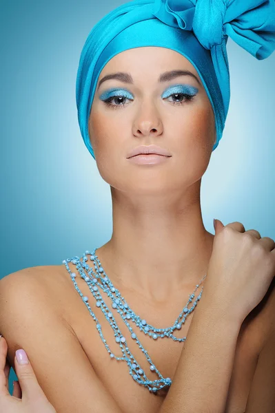 Schöne Frau in blauem Schal mit gesunder Gesichtshaut — Stockfoto
