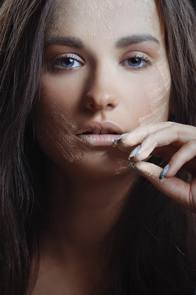 Vacker kvinna i naturen pulver röra läpparna — Stockfoto