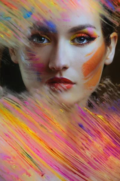Красивая женщина в цветной краске — стоковое фото