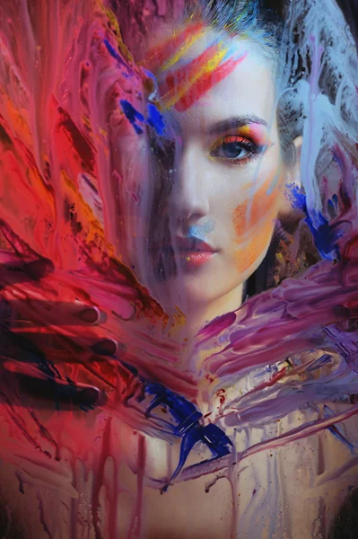 Mulher bonita na pintura a cores — Fotografia de Stock