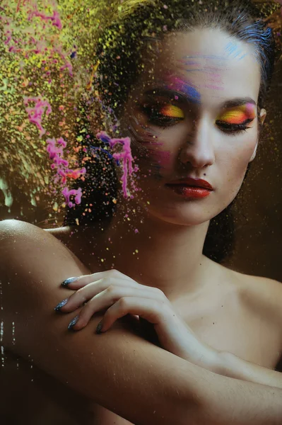 Krásná žena v barevný nátěr za malované sklo — Stock fotografie