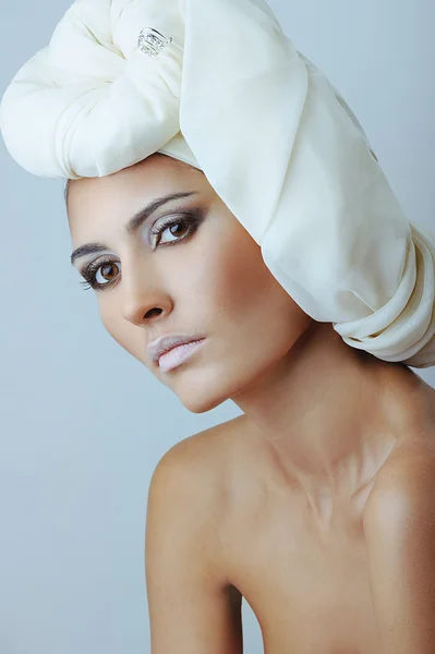 Güzel bir kadın sağlığı cilt yüz ile beyaz — Stok fotoğraf