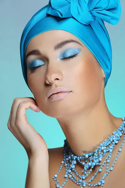年轻女子在蓝色接触健康皮肤的脸 — 图库照片