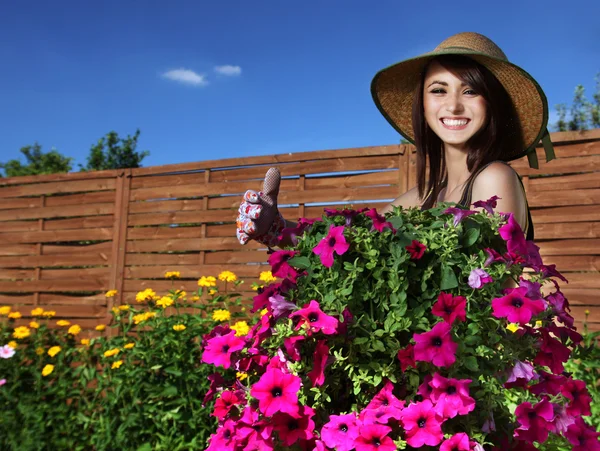 Piękna kobieta ogrodnik — Zdjęcie stockowe