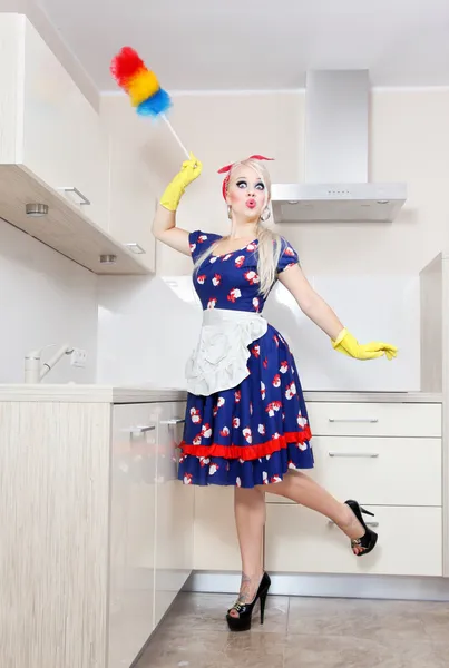 Sexig hemmafru rengöring kök — Stockfoto