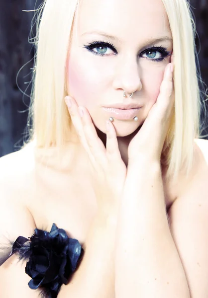 Vacker blondin med piercing — Stockfoto