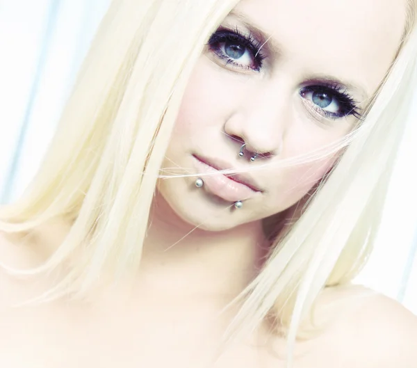 Krásná blondýnka s piercing — Stock fotografie