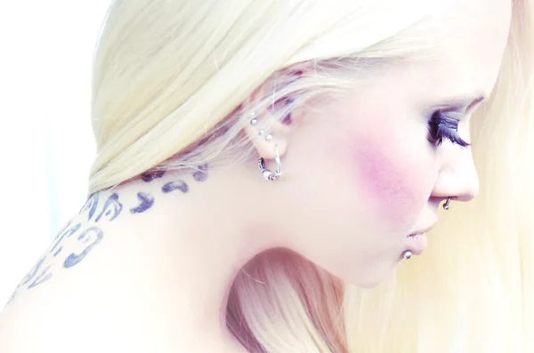 Hezká blondýnka s piercing — Stock fotografie