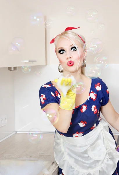 Домохозяйка играет с мыльными пузырями — стоковое фото