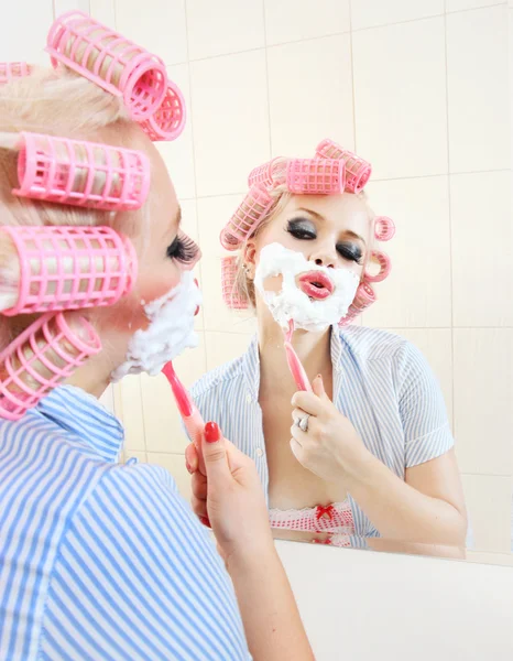 Attraktives Mädchen rasiert sich — Stockfoto