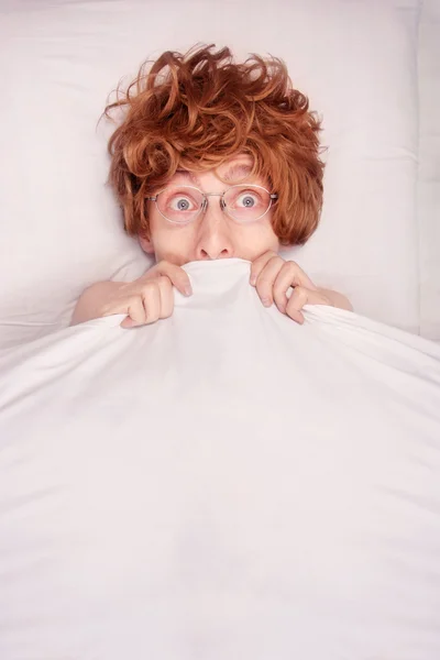 Battaniyenin altında komik adam — Stok fotoğraf