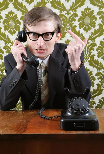 レトロなマネージャーは電話で怒っています。 — ストック写真
