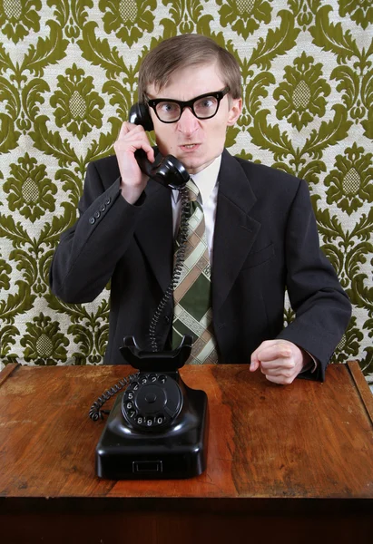Gerente retro irritado no telefone — Fotografia de Stock