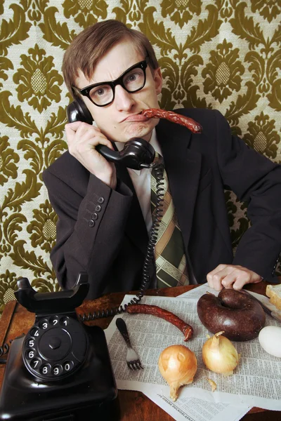 Retro nerd está tendo um freio de almoço — Fotografia de Stock