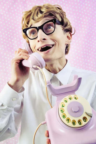 Nerd rozmawia przez telefon — Zdjęcie stockowe