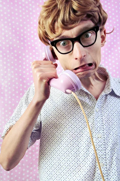 Telefonla konuşurken nerd — Stok fotoğraf