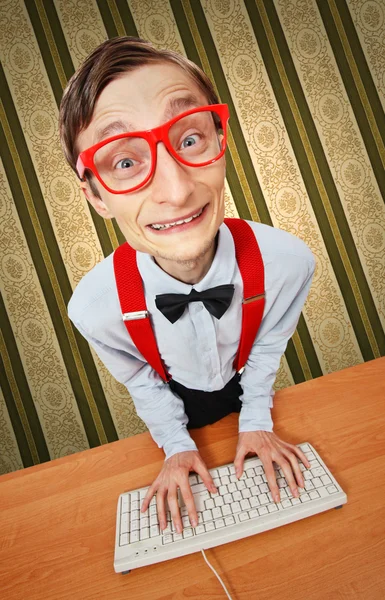 Zabawny facet przy komputerze — Zdjęcie stockowe