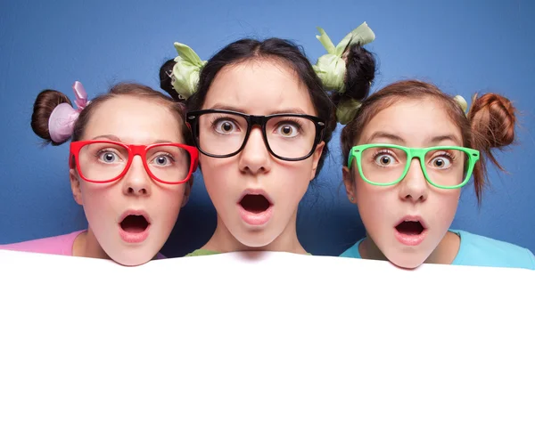 Drie verbaasd tieners met blank — Stockfoto