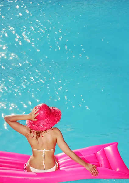 Kvinna vid poolen — Stockfoto
