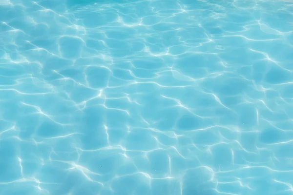 Acqua limpida piscina blu — Foto Stock