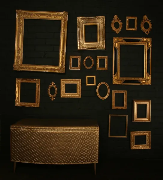 Cornici d'oro vintage su un muro di mattoni neri — Foto Stock