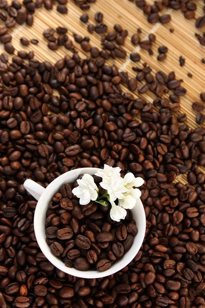 喝杯咖啡和白色的花朵 — 图库照片