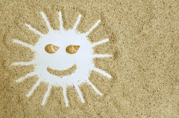 Sol sorridente feito de areia — Fotografia de Stock