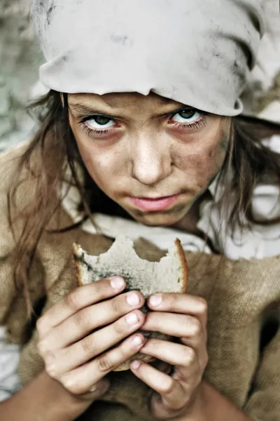 Kind met een stuk brood — Stockfoto